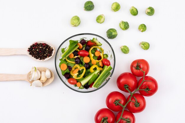 salade de légumes mélangée sur blanc