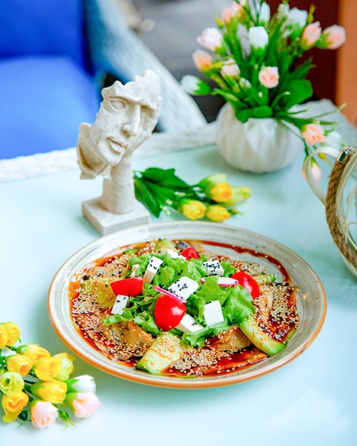 Photo gratuite salade de légumes mélangés avec du sésame sur le dessus