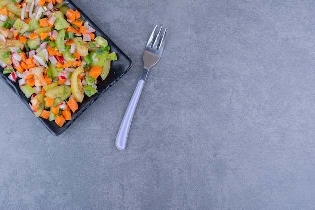 Salade de légumes mélangés de saison dans un plateau