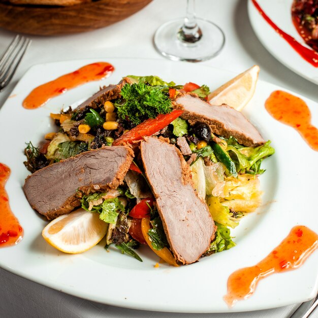 Salade de légumes mélangés avec des tranches de jambon