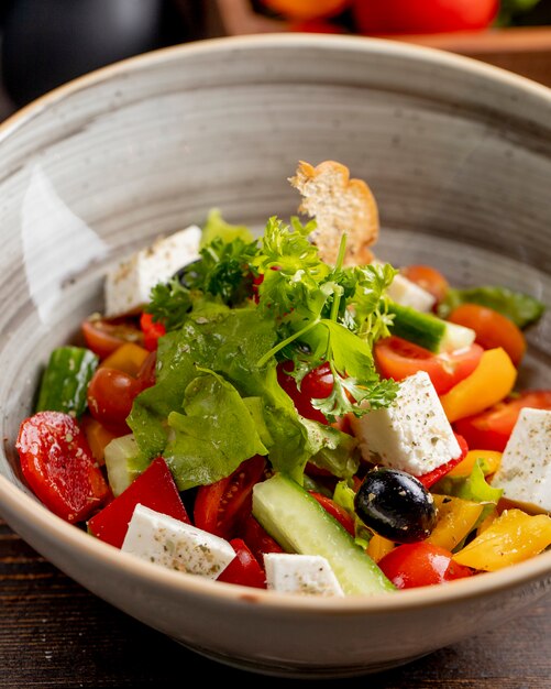 salade de légumes mélangés avec des verts de fromage feta et des olives