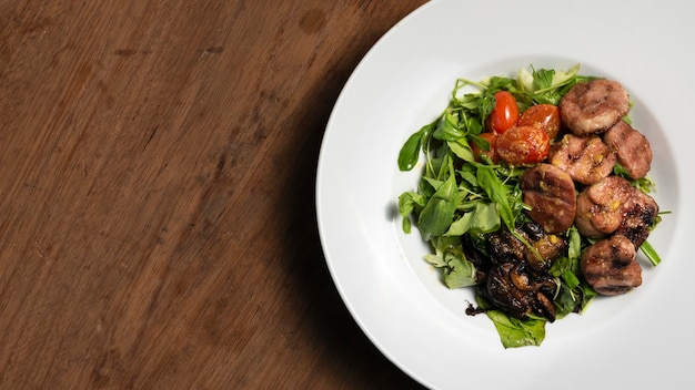 Salade de légumes à plat