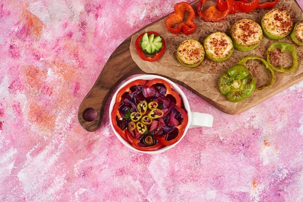 Salade de légumes sur un plateau en bois.