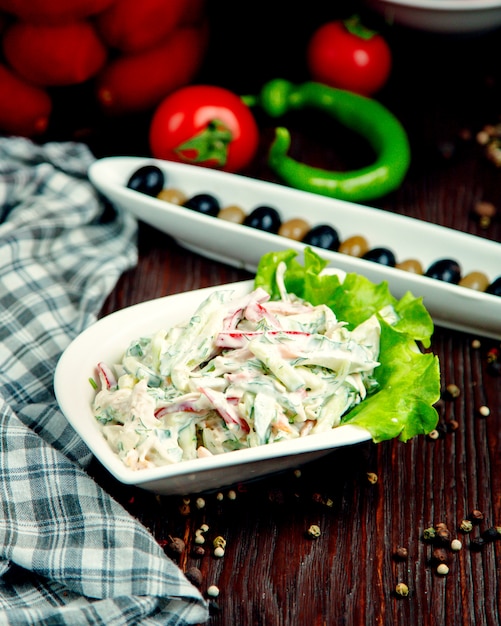 Photo gratuite salade de légumes sous mayonnaise sur la table