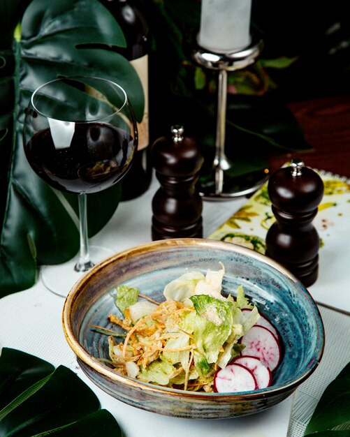 Salade de légumes avec verre de vin