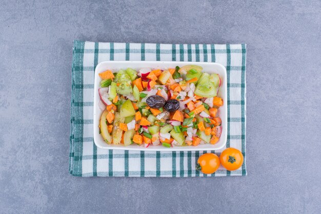 Salade de légumes verts et tomates cerises dans des plats en céramique