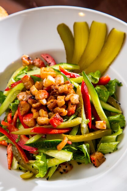 Salade de légumes vue de dessus avec des concombres salés