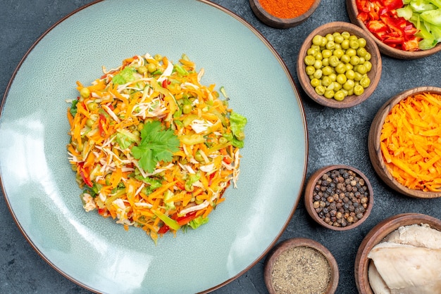 Photo gratuite salade de légumes vue de dessus avec différents ingrédients sur des aliments mûrs de salade sombre