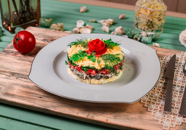 Salade de mangal traditionnelle avec des ingrédients mélangés