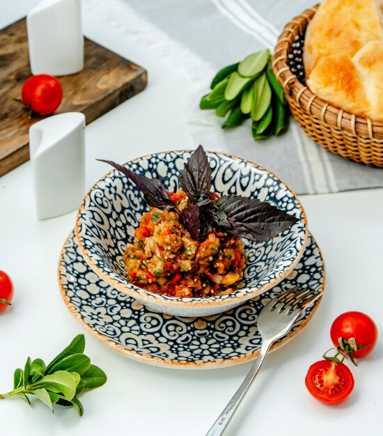 Salade de mangue sur la table