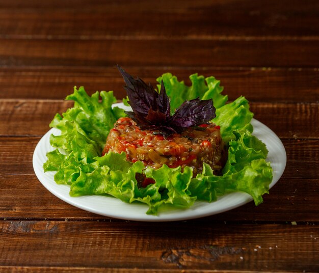 Salade de mangue sur la table