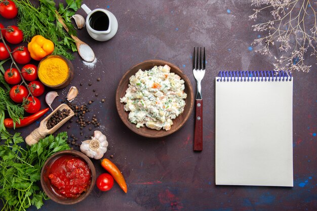 Salade mayyonaise vue de dessus avec des légumes verts et des légumes sur un espace sombre