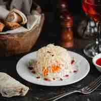 Photo gratuite salade mimoza à la grenade dans l'assiette