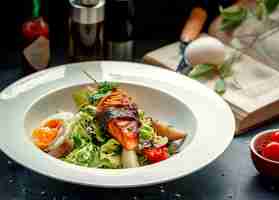 Photo gratuite salade mixte garnie de saumon frit