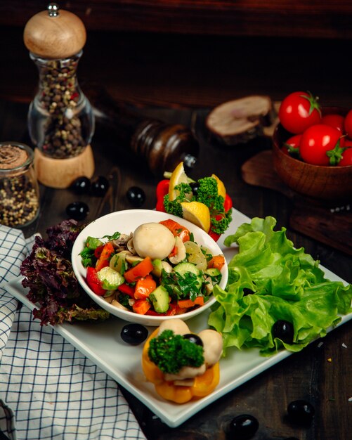 salade mixte servie avec divers légumes