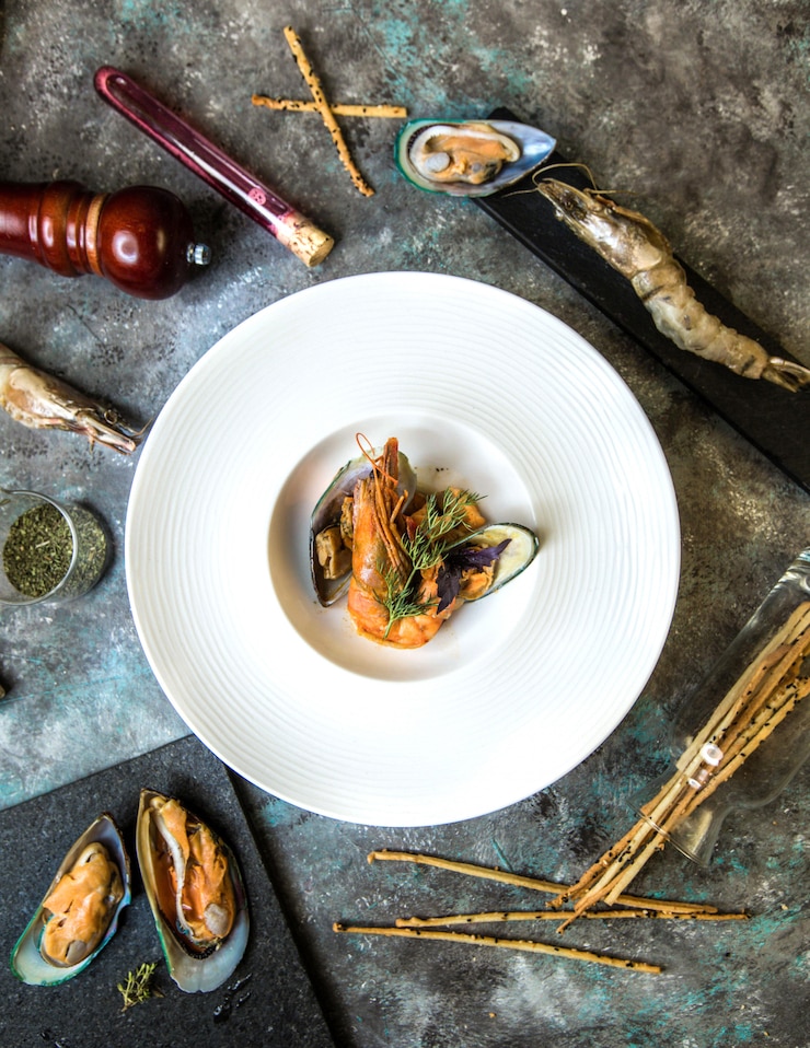 Photo gratuit salade de moules de fruits de mer avec galetta en plaque blanche.