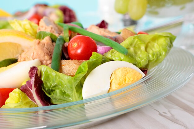 Salade niçoise au thon et légumes closeup