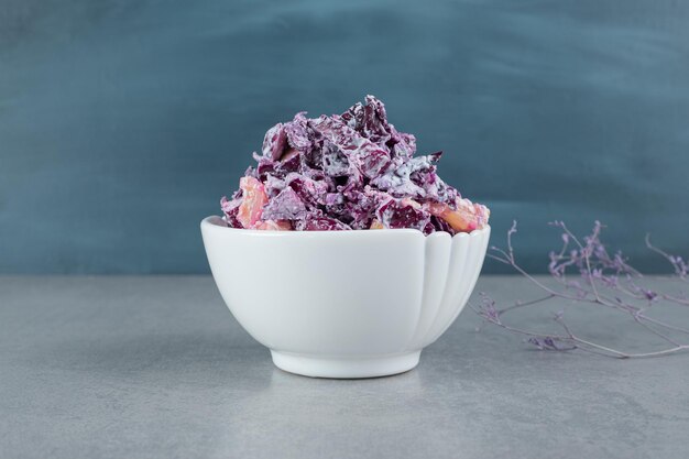 Salade d'oignon violet et de chou haché dans des tasses en céramique.