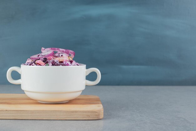 Salade d'oignon violet et de chou haché dans des tasses en céramique.