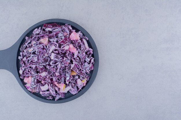 Salade d'oignon violet et de chou hachés et émincés