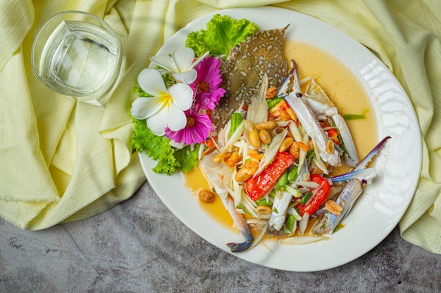 Salade de papaye Papaye Crabe bleu Nourriture thaïlandaise fraîche.