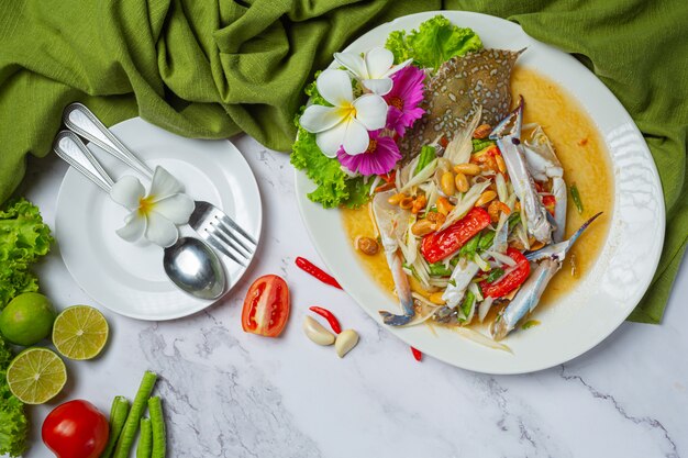 Salade de papaye Papaye Crabe bleu Nourriture thaïlandaise fraîche.