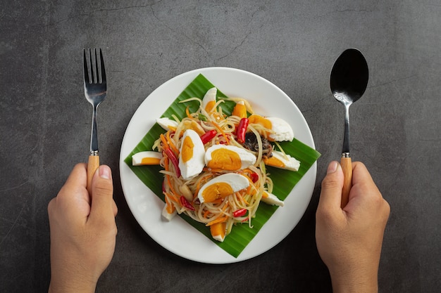 Salade De Papaye Servie Avec Nouilles De Riz Et Salade De Légumes Décoré Avec Des Ingrédients Thaïlandais.