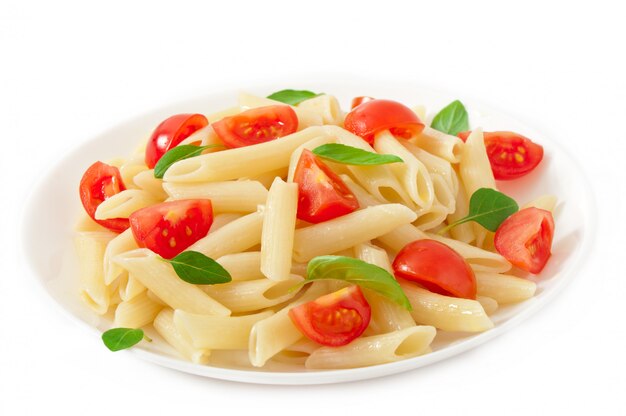 Salade de pâtes aux tomates cerises et feuilles de basilic frais