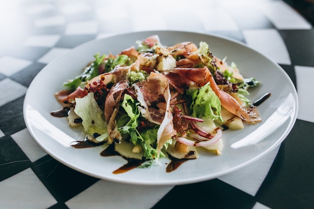 Salade sur une plaque blanche