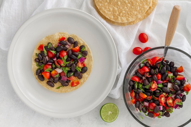 Salade plate aux haricots noirs sur tortilla