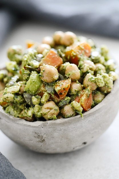 Photo gratuite salade de pois chiches et avocat