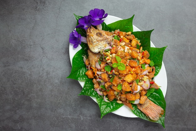 Photo gratuite salade de poisson tubtim frit épicé, épicé, cuisine thaïlandaise.