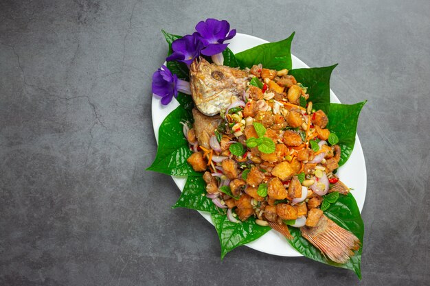 Salade de poisson Tubtim frit épicé, épicé, cuisine thaïlandaise.