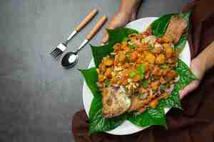 Photo gratuite salade de poisson tubtim frit épicé, épicé, cuisine thaïlandaise.