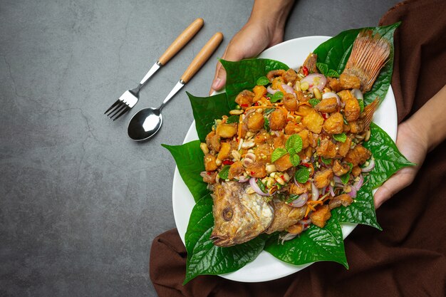 Salade de poisson Tubtim frit épicé, épicé, cuisine thaïlandaise.