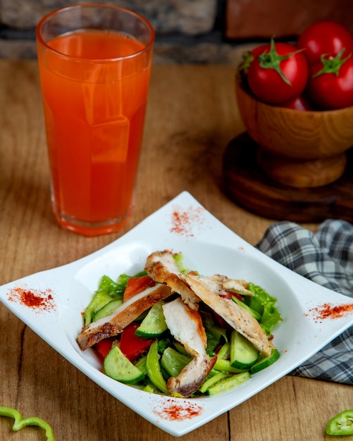 Salade de poitrine de poulet frite avec laitue de concombre et tomates et poivrons verts