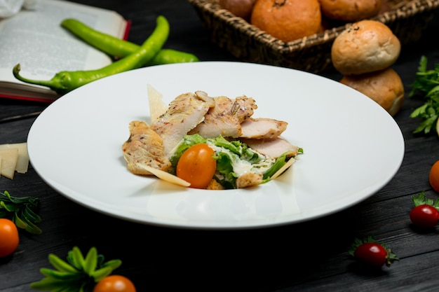 Salade avec poitrine de poulet grillée, salade et tomates cerises