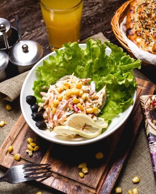 Salade de poivrons au maïs, poulet, concombre mariné et mayonnaise