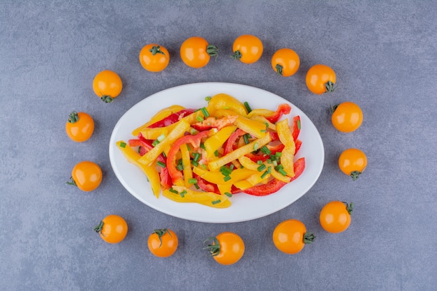 Salade de poivrons hachés colorés aux tomates cerises