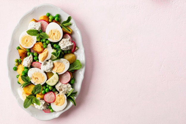 Salade de pommes de terre et d'œufs croustillants