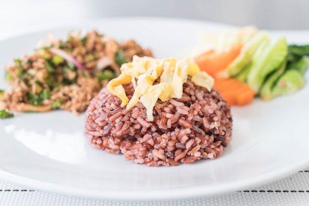 Salade de porc haché épicé au riz aux baies