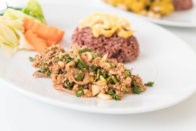 Salade de porc haché épicé au riz aux baies