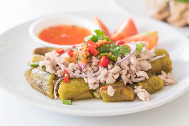 Salade de porc hachée épicée avec aubergines en flamme