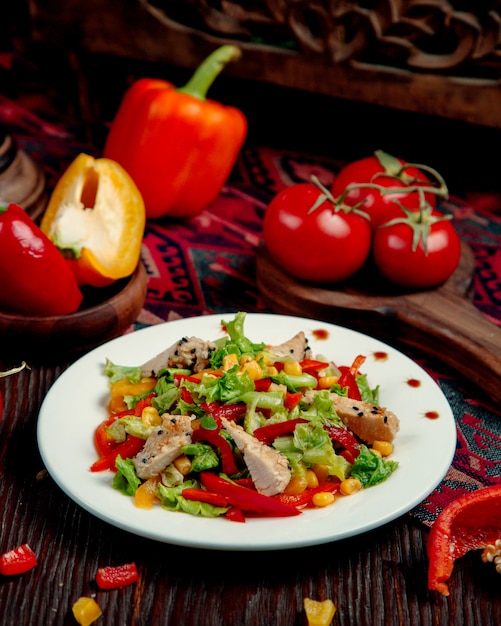 Salade de poulet au poivre de maïs et laitue