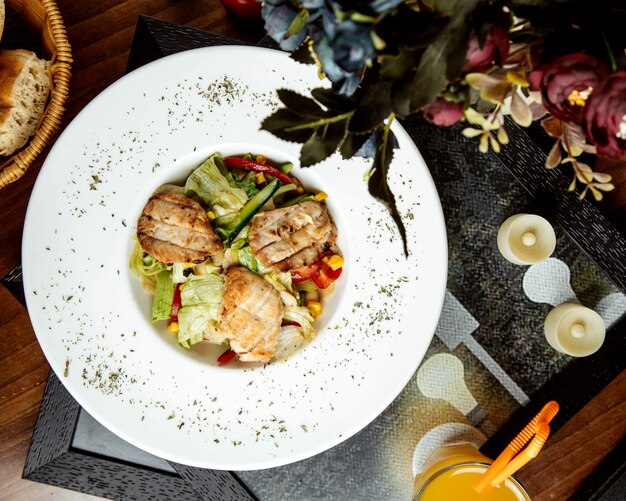 Salade de poulet aux légumes frais