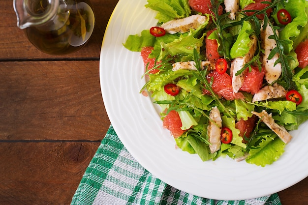 Photo gratuite salade de poulet frais, pamplemousse, laitue et vinaigrette à la moutarde au miel. menu diététique. nutrition adéquat. vue de dessus