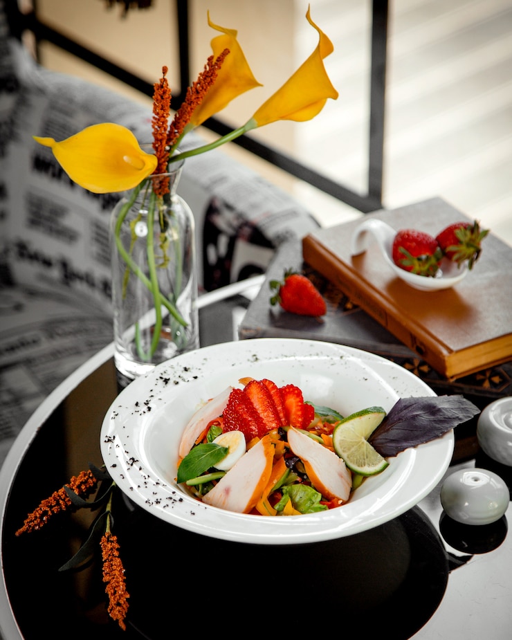 Photo gratuit salade de poulet fumé avec laitue carotte lime garnie de fraise