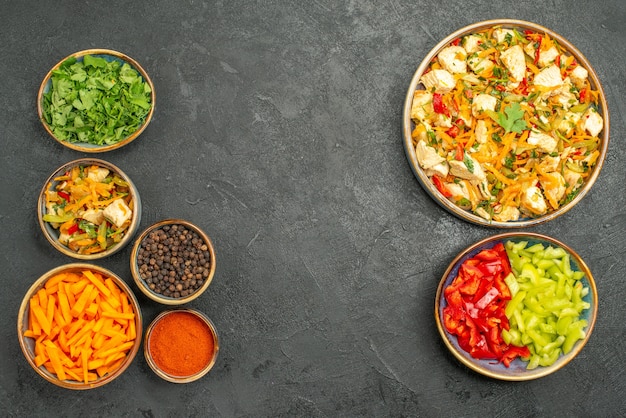 Photo gratuite salade de poulet vue de dessus avec des légumes sur la salade de santé de régime de table sombre