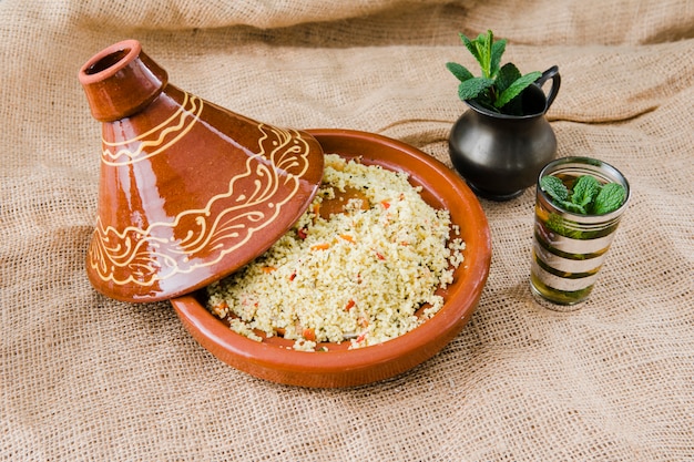 Salade de quinoa dans un bol près de la tasse et du pichet