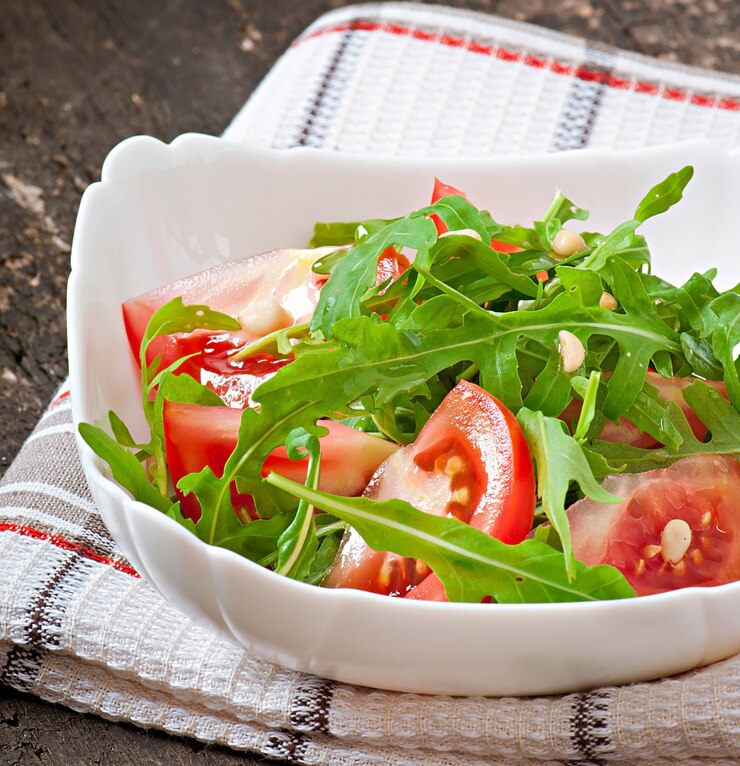 Photo gratuit salade de roquette, tomates et pignons de pin